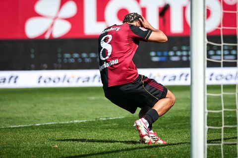 Nürnbergs Henri Koudossou reagiert entsetzt nach seinem Eigentor. Foto: Daniel Karmann/dpa