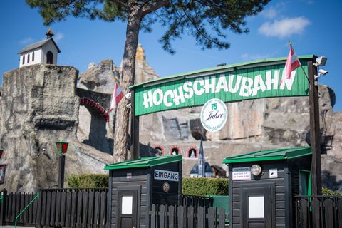 Die Bahn gehört zu den ältesten Fahrgeschäften des Praters. Foto: Georg Hochmuth/APA/dpa