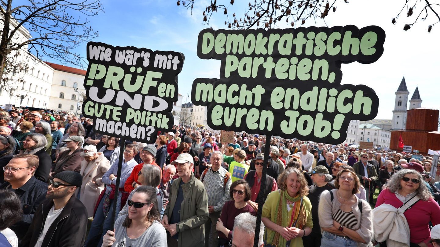 Demonstranten beteiligen sich an einer Kundgebung des Wohn- und Kulturzentrums für Geflüchtete "Bellevue di Monaco" zur "Prüf-Ka