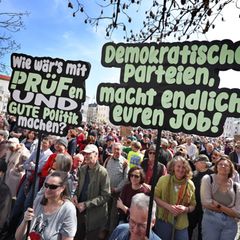 Demonstranten beteiligen sich an einer Kundgebung des Wohn- und Kulturzentrums für Geflüchtete "Bellevue di Monaco" zur "Prüf-Ka