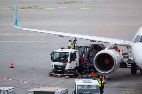 Der Flughafenverband ACI Europe warnt vor einer Kerosin-Knappheit. Foto: Christophe Gateau/dpa