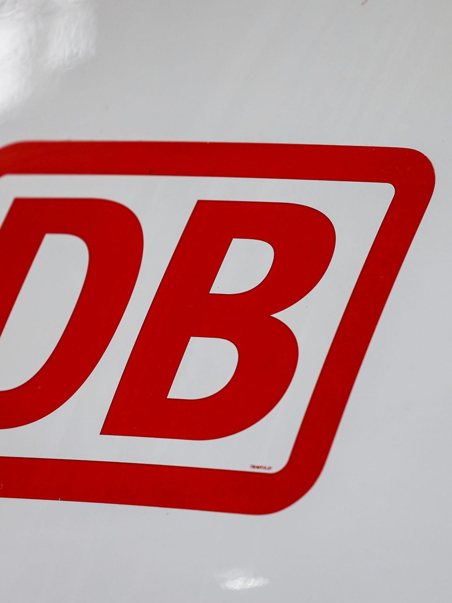 Ein ICE der Bahn steckt wegen eines Oberleitungsschadens in Sachsen-Anhalt fest. (Symbolbild)