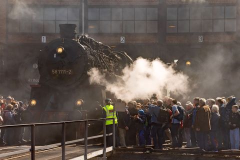 Zum Dampfloktreffen kommen Sonderzüge aus dem In- und Ausland. Foto: Jürgen Lösel/dpa