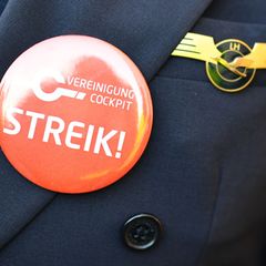 „Streik“-Pin eines Lufthansa-Piloten
