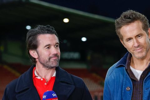 Ryan Reynolds (re.) und Rob McElhenney sind regelmäßig im Fußballstadion anzutreffen.