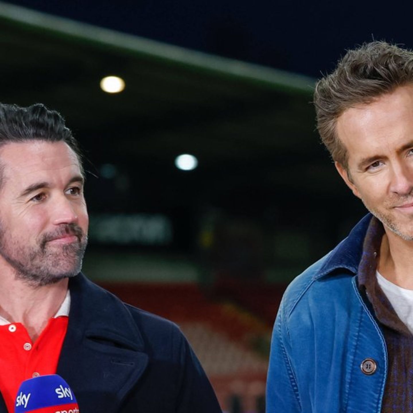 Ryan Reynolds (re.) und Rob McElhenney sind regelmäßig im Fußballstadion anzutreffen.