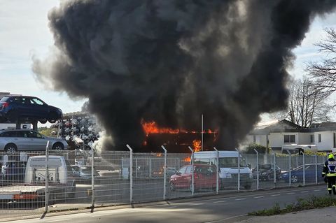 In Schloß Holte-Stukenbrock (Kreis Gütersloh) gibt es schwarzen Rauch über einer brennenden Kfz-Halle. Foto: -/Feuerwehr Schloß