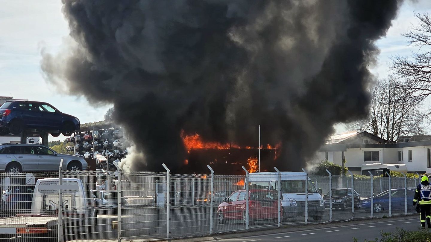 In Schloß Holte-Stukenbrock (Kreis Gütersloh) gibt es schwarzen Rauch über einer brennenden Kfz-Halle. Foto: -/Feuerwehr Schloß