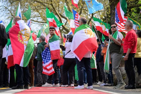 Gegen ein Ende der Eskalation im Nahost-Konflikt demonstrieren die Menschen in Frankfurt. Foto: Hannes P. Albert/dpa