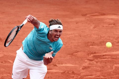 Wieder raus im Halbfinale: Alexander Zverev verlor erneut gegen Jannik Sinner. Foto: Thibaud Moritz/AFP/dpa