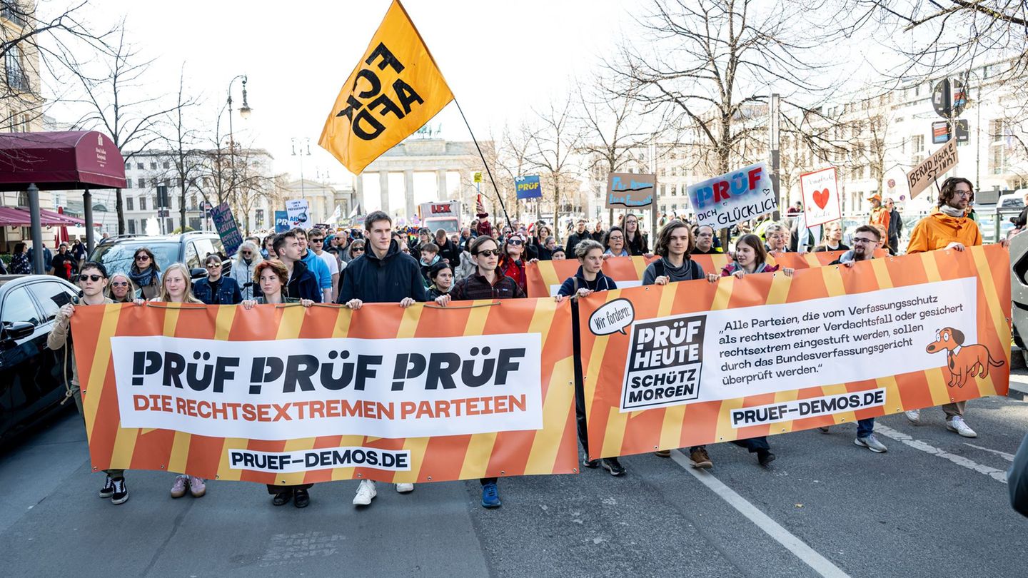 Rechtsextremismus: Berliner "PRÜF"-Demo zieht an Landesvertretungen vorbei