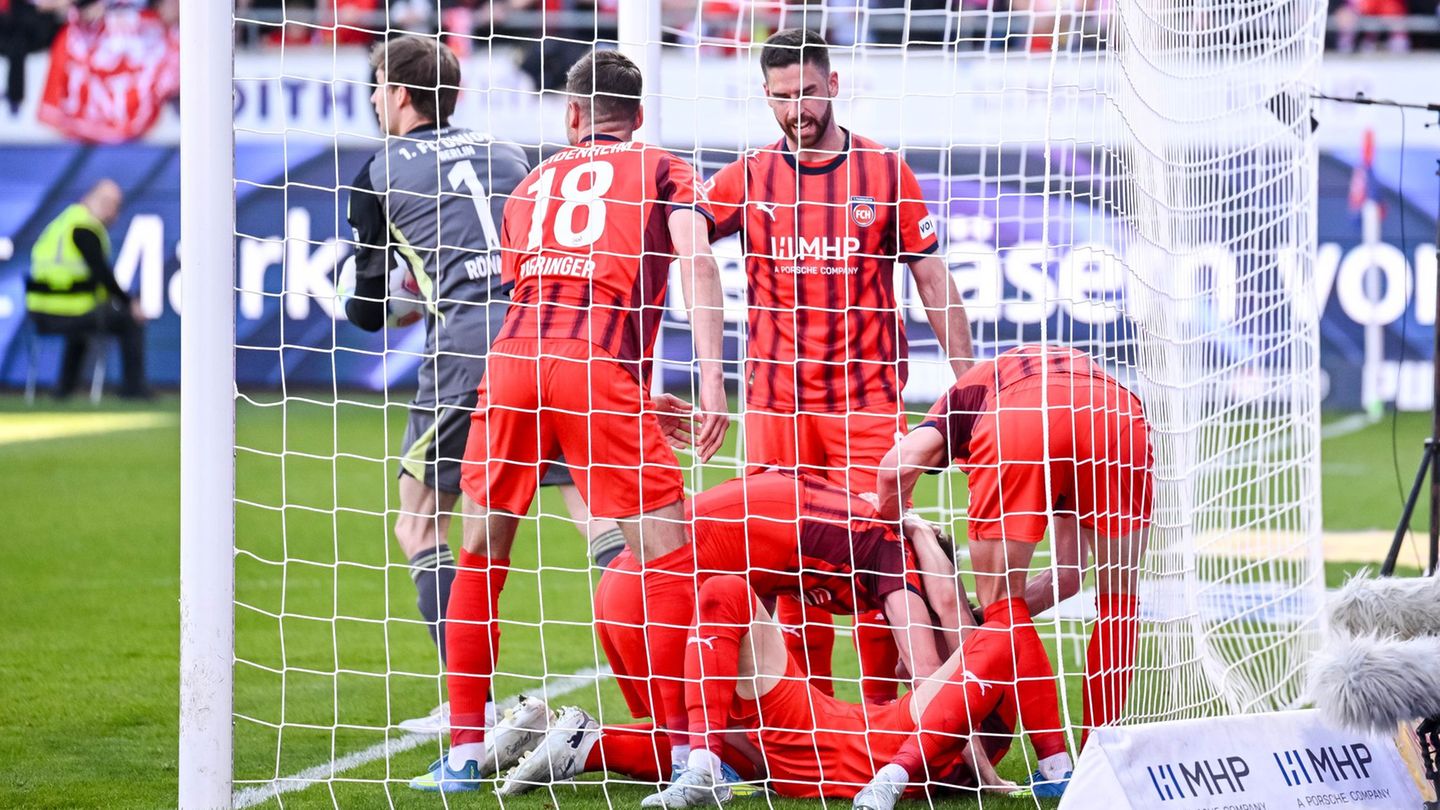 Jubel in Rot: Heidenheim kann doch noch siegen Foto: Harry Langer/dpa