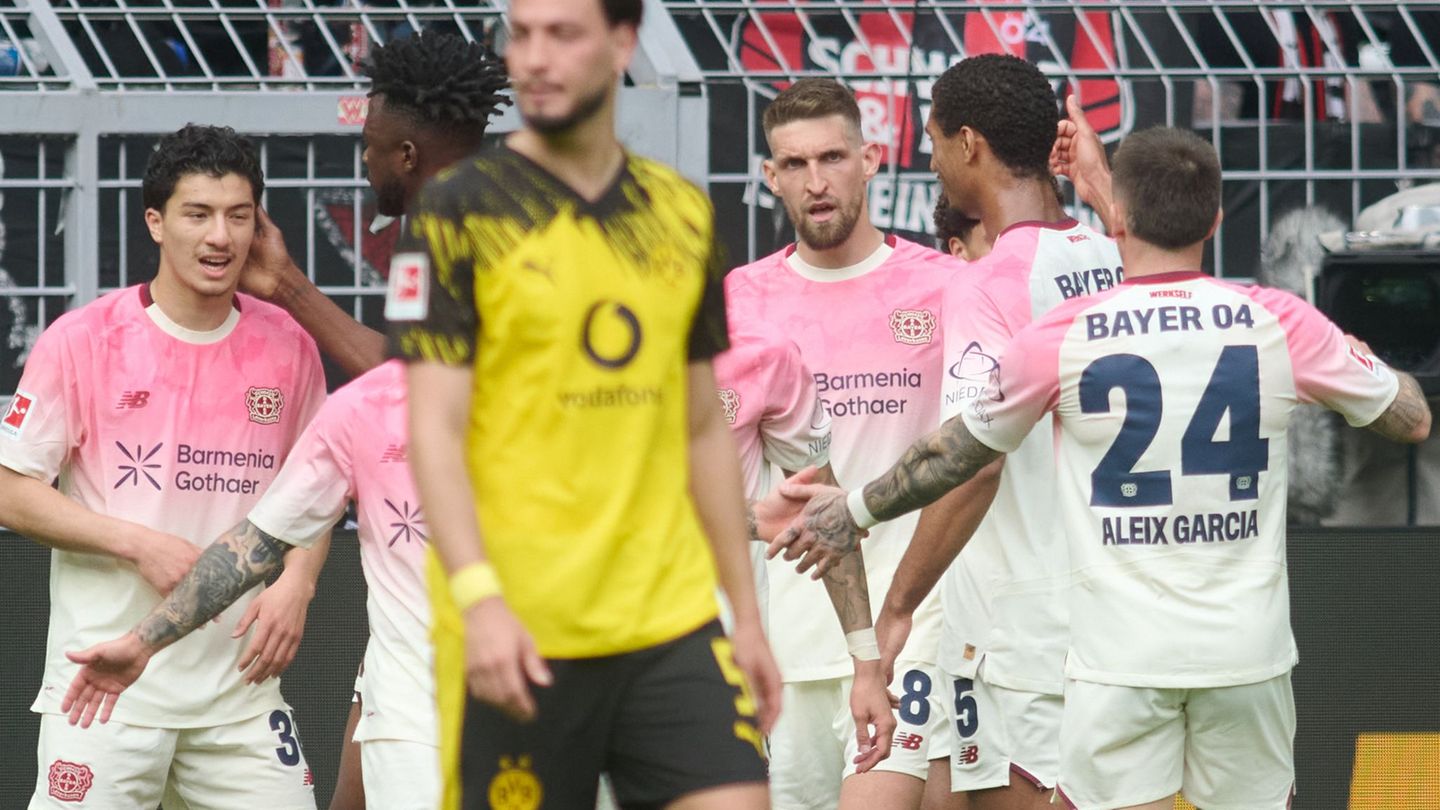 Erzielte das Leverkusener Siegtor: Robert Andrich (M.). Foto: Bernd Thissen/dpa