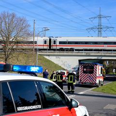 Ein ICE steckte wegen eines Oberleitungsschadens in Sachsen-Anhalt fest. (Symbolbild) Foto: Heiko Rebsch/dpa