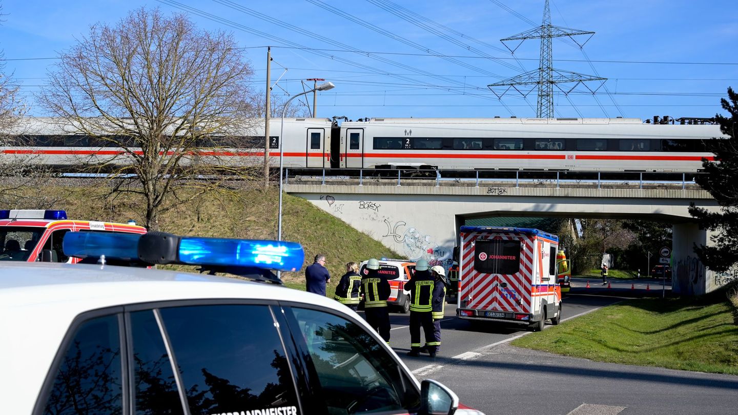 Bahn: Beschädigter ICE im Bahnhof Wittenberg angekommen