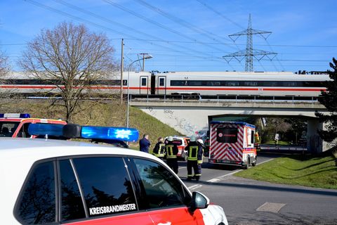 Ein ICE steckte wegen eines Oberleitungsschadens in Sachsen-Anhalt fest. (Symbolbild) Foto: Heiko Rebsch/dpa