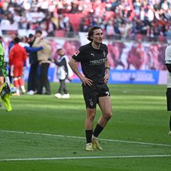 Der künftige Leipziger Rocco Reitz geht nach dem Spiel zu den Gladbach-Fans. Foto: David Hammersen/dpa