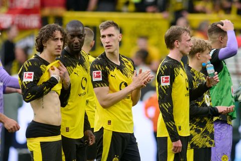 Schlotterbeck und seine Teamkollegen vor der Kurve. Foto: Bernd Thissen/dpa