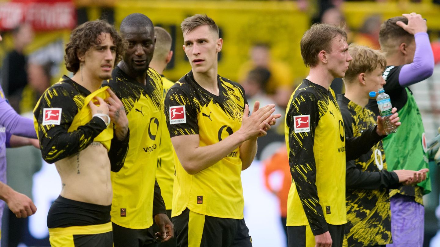 Schlotterbeck und seine Teamkollegen vor der Kurve. Foto: Bernd Thissen/dpa