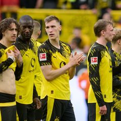 Schlotterbeck und seine Teamkollegen vor der Kurve. Foto: Bernd Thissen/dpa