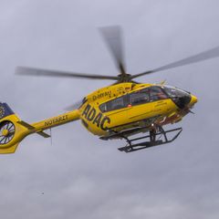 Die Schwerverletzte kam mit einem Rettungshubschrauber in ein Krankenhaus. (Symbolbild) Foto: Peter Kneffel/dpa