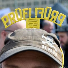 "PRÜF" steht Veranstalterangaben zufolge für "Prüfung Rettet Übrigens Freiheit!". Foto: Georg Wendt/dpa
