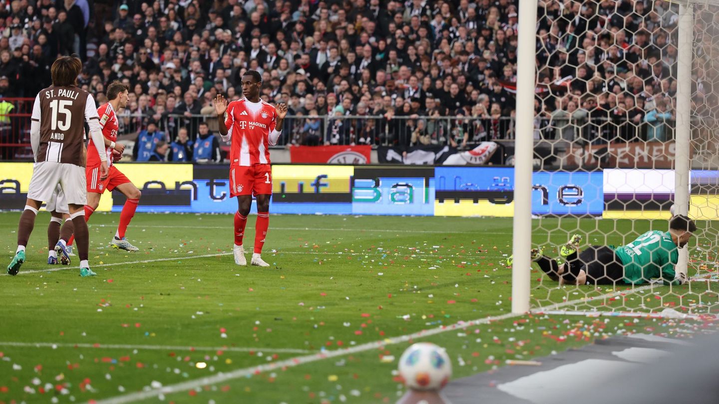 Das Rekordtor: Leon Goretzka (2.v.l.) schießt den 102. Bayern-Treffer in dieser Saison. Foto: Christian Charisius/dpa