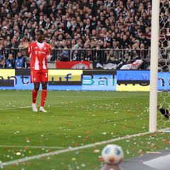Das Rekordtor: Leon Goretzka (2.v.l.) schießt den 102. Bayern-Treffer in dieser Saison. Foto: Christian Charisius/dpa