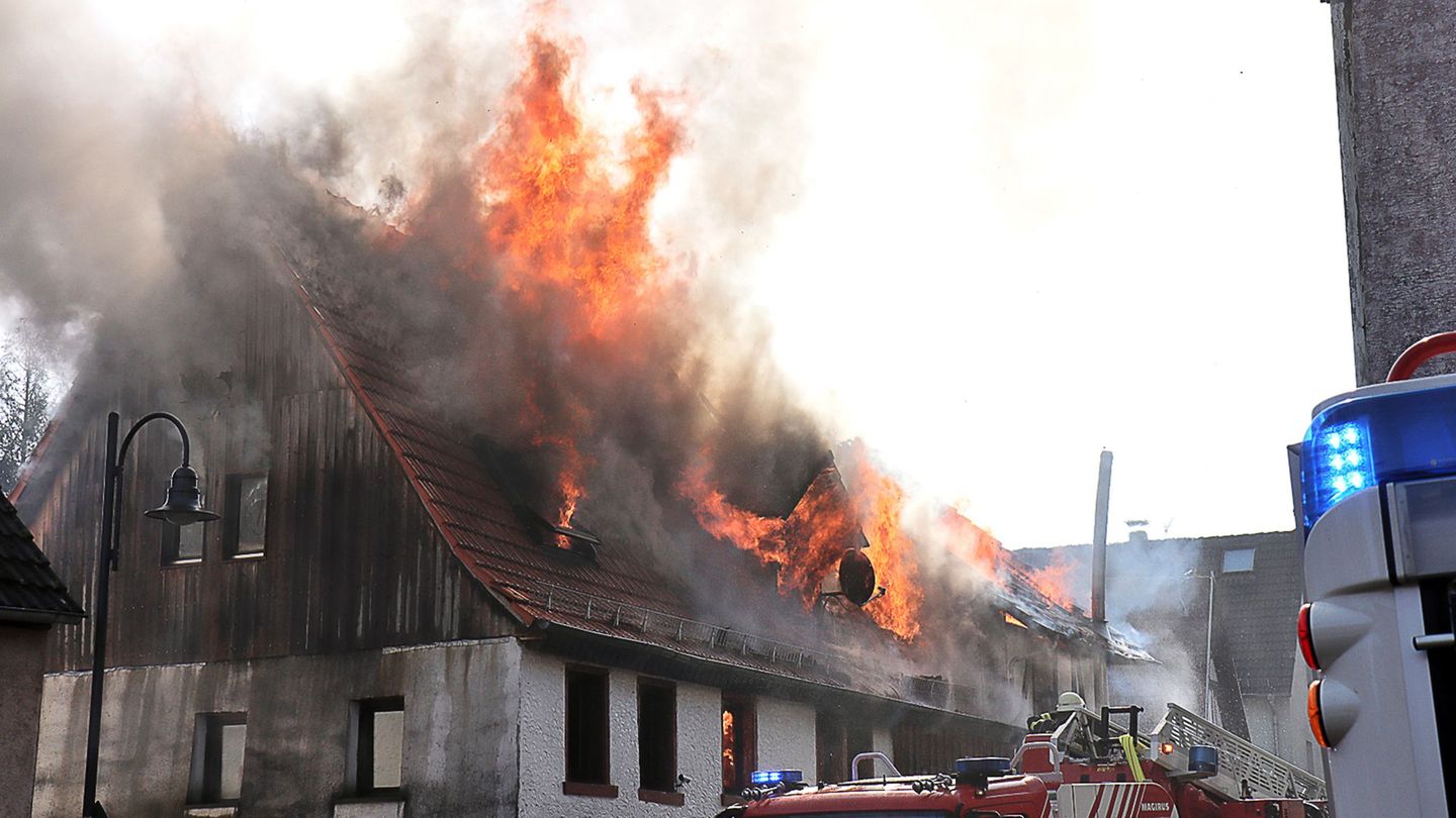 Warum das Haus in Brand geriet, war noch unklar. Foto: René Priebe/PR-Video/dpa