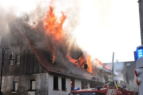 Warum das Haus in Brand geriet, war noch unklar. Foto: René Priebe/PR-Video/dpa