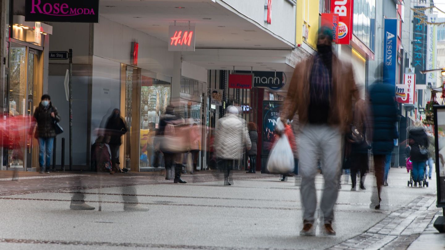 Wie wohlhabend man ist, hängt nicht nur am Einkommen. (Symbolbild) Foto: Oliver Dietze/dpa