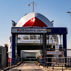 Wer mit der Fähre von und nach Sylt fahren möchte, muss aktuell mehr für ein Ticket zahlen. (Archivbild) Foto: Axel Heimken/dpa