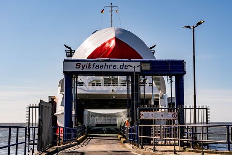 Wer mit der Fähre von und nach Sylt fahren möchte, muss aktuell mehr für ein Ticket zahlen. (Archivbild) Foto: Axel Heimken/dpa