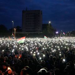 In der ostungarischen Stadt Debrecen strömten mehr als 10.000 Menschen zur letzten Kundgebung von Peter Magyar. Foto: Darko Band