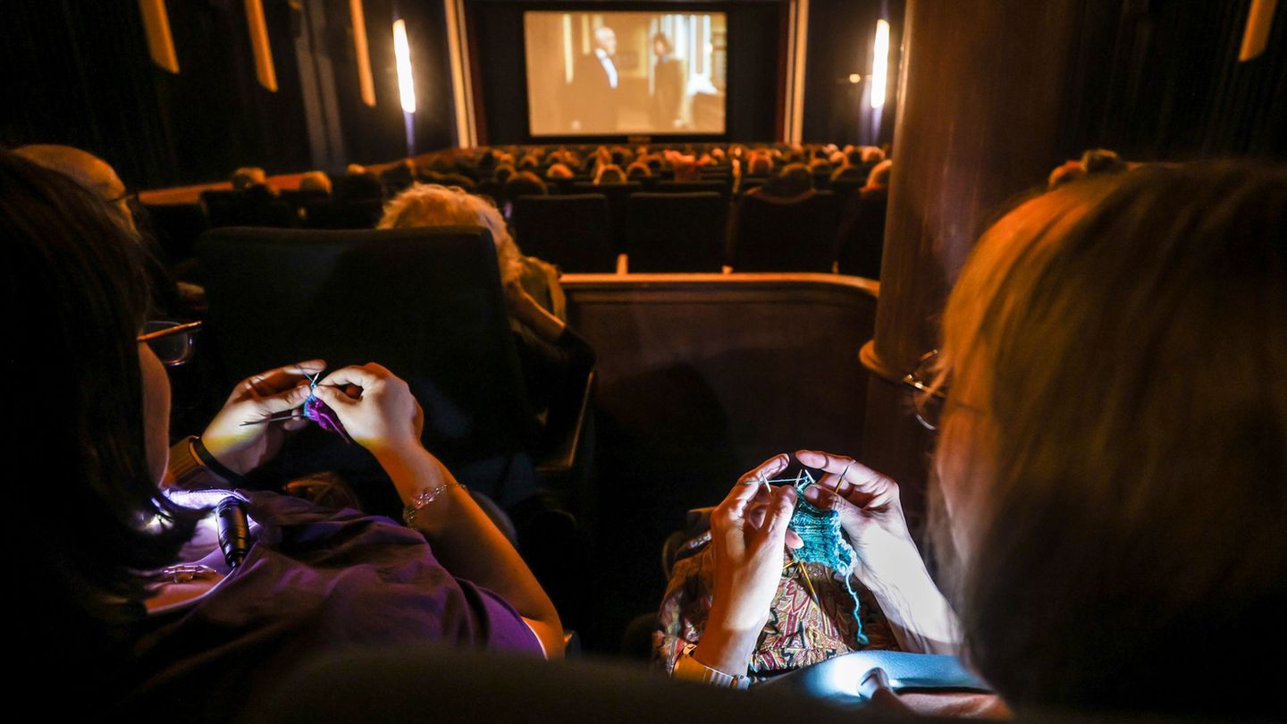 Stricken in Gesellschaft im Kinosaal - dieses Angebot lockt auch in Hessen Menschen mit Spaß am Handarbeiten. (Foto Archiv) Foto