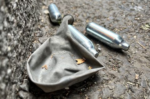 Lachgas, oft verkauft in solchen Kartuschen, ist keine harmlose Partydroge