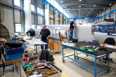 In einer Werkstatt nahe Bremen werden Flugzeugteile aus ganz Europa repariert. Foto: Sina Schuldt/dpa