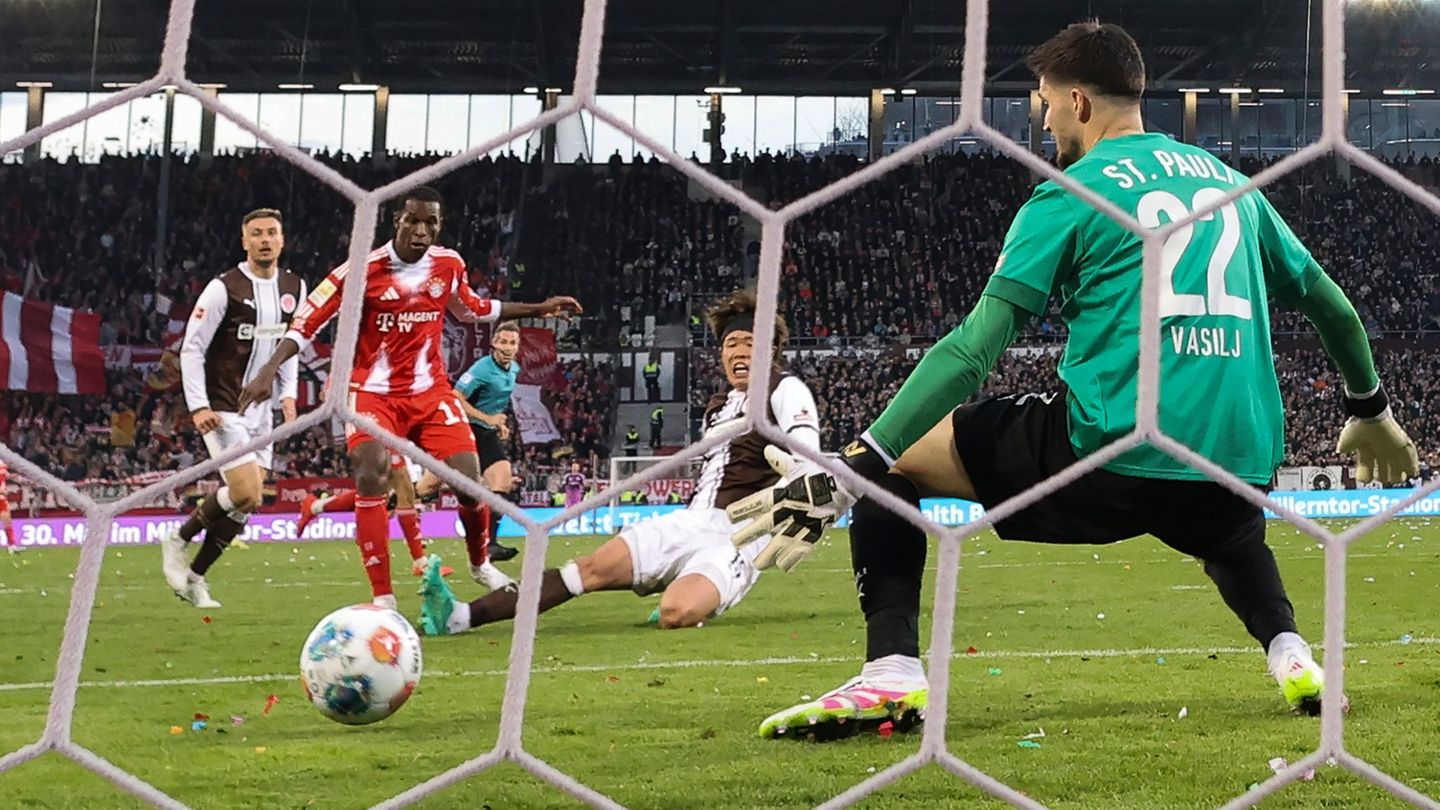 Der FC St. Pauli kassiert gegen Bayern München das vierte von fünf Gegentoren. Foto: Christian Charisius/dpa