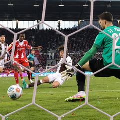 Der FC St. Pauli kassiert gegen Bayern München das vierte von fünf Gegentoren. Foto: Christian Charisius/dpa