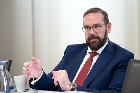 Brandenburgs Bildungsminister Gordon Hoffmann (CDU) äußert sich zum Umgang mit Schülerinnen und Schülern ohne Abschluss. (Archiv