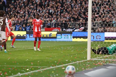 Das Rekordtor: Leon Goretzka (2.v.l.) schießt im Spiel beim FC St. Pauli das 102. Saisontor des FC Bayern München. Foto: Christi