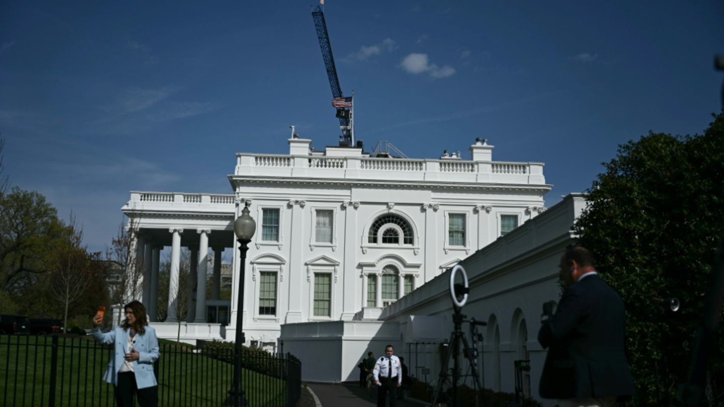 Bau von Trumps Ballsaal am Weißen Haus darf vorübergehend fortgesetzt werden