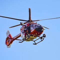 Der verletzte Motorradfahrer kam via Rettungshubschrauber ins Krankenhaus. (Symbolbild) Foto: Christoph Reichwein/dpa