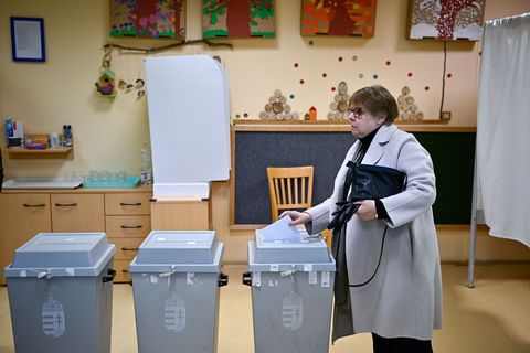 Eine Frau gibt am Morgen ihre Stimme in einem Wahllokal in Budapest ab. Foto: Denes Erdos/AP/dpa