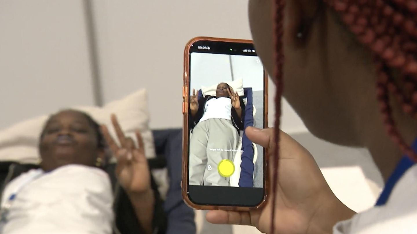 Umgang mit dem Tod: Messe macht den Tod erlebbar: Besucher können im Sarg probeliegen