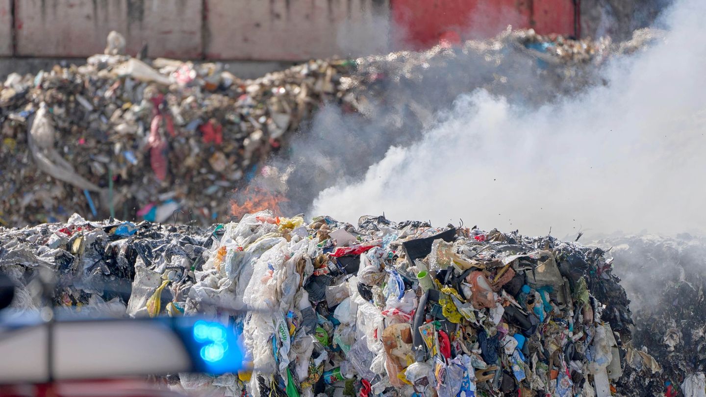 Brände: Großbrand in Recyclingfirma – Brandursache weiter unklar