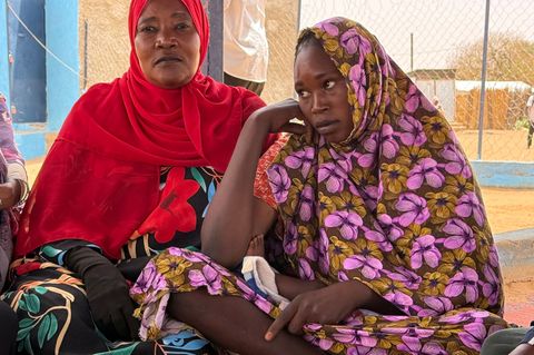 Yeman Mohamat Ramadan (links) engagiert sich im Flüchtlingslager für Frauenrechte und will die Mauer des Schweigens über Gewalt