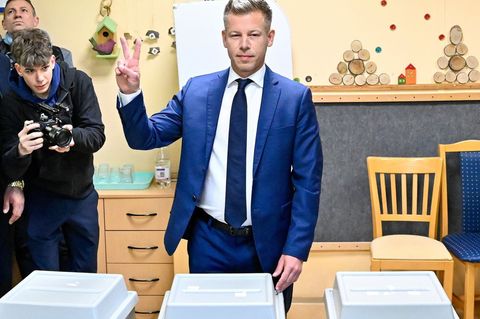 Peter Magyar macht nach seiner Stimmmabgabe in einem Budapester Wahllokal das Victory-Zeichen. Foto: Denes Erdos/AP/dpa