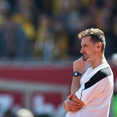 Nachdenklich am Spielfeldrand: Miroslav Klose. Foto: Daniel Karmann/dpa