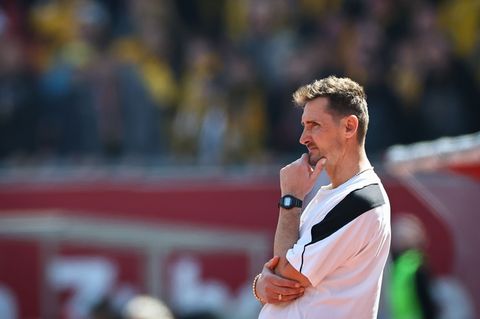 Nachdenklich am Spielfeldrand: Miroslav Klose. Foto: Daniel Karmann/dpa